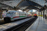 Die RheinCargo DE 84 (98 80 0272 022-1 D-RHC), ex HGK DE 84, eine MaK DE 1002, sowie ein ICE 2 verlassen am 14 Mai 2022 den Hauptbahnhof Köln.