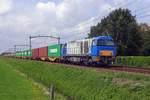 br-272-vossloh-g-2000-bb/671529/alpha-trains-1103-schleppt-ein-containerzug Alpha Trains 1103 schleppt ein Containerzug durch Hulten am 16 Augustus 2019. 