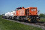 Chemion 275 003 schleppt am 24 April 2026 vier Kesselwagen durch Kaarst Broicherseite.