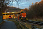 Die KSW 44 (92 80 1271 004-4 D-KSW) die MaK G 1000 BB der KSW (Kreisbahn Siegen-Wittgenstein) erreicht, am spätem Nachmittag des 24.11.2021, von Burbach über Hellertalbahn kommend, Herdorf.