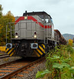 Die 277 809-0  Elmi“ (92 80 1277 809-0 D-KAF), eine Vossloh MaK G 1700 BB der KAF - Falkenhahn Bau AG (Kreuztal), steht am 12 Oktober 2025 mit einem Schotterzug im Bahnhof Herdorf. Mit dem Zug werden später die neuen Weichen 25 und 26 eingeschottert. 

Die Vossloh MaK G 1700 BB wurde 2001 von Vossloh in Kiel 2001 unter der Fabriknummer 1001113 gebaut und an die NE - Neusser Eisenbahn geliefert. Nach dem Zusammenschluss der HGK und der NE zur RheinCargo GmbH & Co. KG, fuhr sie noch als RHC 277 809-0. Anfang 2014 ging sie an die Vossloh Locomotives GmbH (92 80 1277 809-0 D-VL) und war 1 ½ Jahre als Mietlok unterwegs, bis sie im Juni 2015 an die Michael Bugdoll Bau- und Sicherungsarbeiten e. K in Dorsten ging, als diese konnte ich sie auch mal ablichten. Seit 01.01.2021 ist die Lok nun bei der KAF - Falkenhahn Bau AG (Kreuztal), hier hat sie aber ihren Namen  Elmi“ behalten. 

TECHNISCHE DATEN:
Baujahr: 2001 - 2003
gebaute Stückzahl: 6
Spurweite: 1.435 mm (Normalspur)
Achsfolge: B´B´
Länge über Puffer: 14.700 mm
Drehzapfenabstand: 7.400 mm
Achsabstand im Drehgestell: 2.400 mm
größte Breite: 3.080 mm
größte Höhe über Schienenoberkante: 4.220 mm
Raddurchmesser: 1.000 mm (neu)
kleinster befahrbarer Gleisbogen: 60 m
Dienstgewicht 87,3 t
Kraftstoffvorrat 3.500 l
Motor: MTU-12-Zylinder-Dieselmotor, vom Typ 12V 4000 R20
Leistung: 1.500 kW bei 1800 U/min
Getriebe: Voith L 5r4 zU2
Anfahrzugkraft: 249 kN
Höchstgeschwindigkeit: 100 km/h

Die Vossloh Lokomotive MaK G 1700 BB ist eine dieselhydraulische Lokomotive. Bei der Überarbeitung der Typenpalette nach der Übernahme der MaK durch Vossloh 1998 wurde im 4. Typenprogramm unter der Bezeichnung G 1700 BB der Bau einer vierachsigen Streckenlokomotive mit Mittelführerhaus vorgesehen. Tatsächlich handelte sich zunächst um eine Weiterentwicklung der G 1206. Die Maschine wurde in einigen Details an die Lokomotiven des 4. Typenprogramms angepasst. Dies betraf in erster Linie den Rahmen, der so geändert wurde, dass die neuen Standarddrehgestelle verwendet werden konnten. Dabei wurden die Rahmenenden so umgestaltet, dass die Lokomotiven die im 4. Typenprogramm üblichen Komfortaufstiege erhielten. Ebenfalls geändert wurde der Dieselmotor. Zum Einsatz kam der schon bei den G 1206 für die Dortmunder Eisenbahn verwendete MTU 12V 4000 R20 mit einer unveränderten Leistung von 1.500 kW bei 1.800 U/min. Die übrigen Komponenten der G 1700 BB blieben gegenüber der G 1206 weitgehend unverändert.

Der Dieselmotor ist ein wassergekühlter MTU 90°-V12-Zylinder-Viertakt-Dieselmotor mit Common-Rail-Einspritzung, OHV-Ventilsteuerung, Registeraufladung mit Ladeluftkühlung. Der Hubraum beträgt 57.199 cm³ (57,2 Liter), die Zylinder haben eine Bohrung von Ø 170 mm × 210 mm Hub. Die Motorabmessungen (LxBxH) sind 2.670 x 1.696 x 2.001 mm, das Gewicht (trocken) beträgt 7.700 kg.

Die ersten beiden Lokomotiven dieses Typs (die KSW Lok 42 und diese hier) wurden im Jahr 2001 ausgeliefert. Ende 2002 bis Anfang 2003 folgten weitere vier Lokomotiven aus Vorratsbauten. Nach diesen sechs Lokomotiven wurde der Bau der G 1700 BB zugunsten der technisch sehr ähnlichen und bereits weiter verbreiteten G 1206 wieder eingestellt.

So ist der Nachfolger die G 1700-2 BB keine Weiteentwicklung der G 1700 BB, sondern um eine komplette Neuentwicklung. 