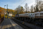 Die 277 809-0  Elmi“ (92 80 1277 809-0 D-KAF), eine Vossloh MaK G 1700 BB der KAF - Falkenhahn Bau AG (Kreuztal), fährt am 04 November 2025 mit einem langen Schotterzug durch Kirchen/Sieg in Richtung Betzdorf/Sieg. 