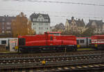 Die HGB V 100.02 – 293 006-3 „Nobby“ (92 80 1293 006-3 D-HGB) der HGB - Hessische Güterbahn GmbH (Buseck) ist am 12.11.2021 beim Bahnhof Gießen abgestellt.