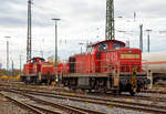 
Wochenendruhe im Güterbahnhof Wetzlar am 20.11.2016....
Abstellt sind u.a. die beiden remotoriesierten V 90, die 294 586-3 (98 80 3294 586-3 D-DB), ex DB 294 086-4, ex DB 290 086-8 und die 294 818-0 (98 80 3294 818-0 D-DB), ex DB 294 318-1, ex DB 290 318-5, der DB Cargo Deutschland AG.

Die 294 586-3 wurde 1968 bei Deutz unter der Fabriknummer 58316 gebaut und als 290 086-8 an die DB geliefert, nach dem Umbau (Funkfernsteuerung) 1996 erfolgte die Umzeichnung in DB 294 086-4 und nach der Remotorisierung mit einem MTU-Motor 8V 4000 R41, Einbau  einer neuen Lüfteranlage, neuer Luftpresser und Ausrüstung mit dem Umlaufgeländer in Jahr 2008, 294 586-3.

Die 294 818-0 wurde 1973 von Henschel in Kassel unter der Fabriknummer 31587 gebaut und als 290 318-5 an die DB geliefert, nach dem Umbau (Funkfernsteuerung) 1997 erfolgte die Umzeichnung in DB 294 318-1 und nach der Remotorisierung mit einem MTU-Motor 8V 4000 R41, Einbau  einer neuen Lüfteranlage, neuer Luftpresser und Ausrüstung mit dem Umlaufgeländer in Jahr 2005, erfolgte die Umzeichnung in 294 818-0.
