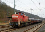   Die 294 828-9 (98 80 3294 828-9 D-DB), eine remotorisierte V 90 der DB Cargo Deutschland AG, ex DB 294 328-0, ex DB 290 328-4, zieht dann (am 10.02.2018) den kurzem Coilgüterzug in Dillenburg