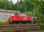   Die 294 752-1(98 80 3294 752-1 D-DB), eine V90 remotorisiert der DB Cargo AG, steht am 10.06.2020 mit einem Coilzug im Rbf Kreuztal.