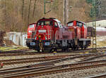 Die 265 031-5 (92 80 1265 031-5 D-DB), eine Voith Gravita 15L BB der DB Cargo Deutschland AG, abgestellt am 08.01.2022 in Kreuztal bei der Langenauer Brücke. Daneben bzw. dahinter je eine remotorisierte V 90 (BR 294).

Die Lok wurde 2013 von Voith in Kiel unter der Fabriknummer L04-18032 gebaut und an die DB Schenker (heute DB Cargo Deutschland AG) geliefert. 

Die vierachsigen dieselhydraulischen Lokomotiven vom Typ Gravita 15L BB (BR 265) haben einen Leistung von 1.800 kW und habe somit 800 kW mehr Leistung als eine Gravita 10 BB (BR 261). Zudem sind sie über 1m länger als die kleine Schwester.

TECHNISCHE DATEN:
Spurweite:  1.435 mm
Länge über Puffer: 16.860 mm
Drehzapfenabstand: 8.200 mm
Drehgestell-Mittenabstand: 2.400 mm
größte Breite: 3.075 mm
größte Höhe über SOK: 4.273 mm
Raddurchmesser neu: 1.000 mm
kleinster bef. Gleisbogen: 80 m
Eigengewicht: 84 t
Kraftstoffvorrat: 5.000 l
Motor: V-12-Zylinder-Dieselmotor  MTU 12V 4000 R43
Leistung: 1.800 kW bei 1.800 U/min
Getriebe: Voith L 5r4 zseU2
Anfahrzugkraft: 270 kN
Höchstgeschwindigkeit: 100 km/h
Tankvolumen: 5.000 l
Gebaute Stückzahl:  36