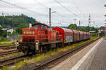 Die 294 630-9 (98 80 3294 630-9 D-DB), eine remotorisierte V 90 der DB Cargo AG erreicht am 29.06.2022, mit einem Coilzug vom Walzwerk in Kr.-Eichen kommend, den Bahnhof Kreuztal.