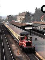 Die Bahn will sich bessern, oder die letzte Chance? Eine 332 Köf mit einem Eilzug in die Abstellgruppe in Memmingen am 24.04.1981.