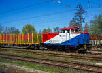 Die 345 414-7 (98 80 3345 414-7 D-RFH) der Rostocker Fracht- und Fischereihafen GmbH, ex RFH 1, ex Minol 3, übernimmt am 22 April 2026 bei Rostock Holbeinplatz einen leeren Rungenwagen-Zug (TWA