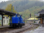 
Mit Höchstgeschwindigkeit (60 km/h bei der V 60) bei leichtem Regen fährt die ESG 9 (98 80 3364 778-1 D-ESGBI) der ESG Eisenbahn Service Gesellschaft mbH (Vaihingen an der Enz), ex DB 364 778-1, ex DB 360 778-5, ex DB 260 778-6, sowie ex DB V 60 778, am 11.05.2019 bei Regen durch den Bahnhof Betzdorf/Sieg in Richtung Köln.

Die V 60 der leichten Bauart wurde 1960 von Henschel & Sohn in Kassel unter der Fabriknummer 30067 und als V 60 778 an die Deutsche Bundesbahn geliefert.