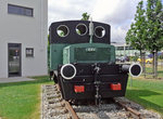   Von vorne:  Die Denkmallok Deutz OMZ 117 R vom Eisenbahner Sportverein Deggendorf e.