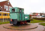 Die meterspurige dieselmechanische zweiachsige Kö 2 der Inselbahn Langeoog, heute nur noch als Denkmallok, am 13 Februar 2024 beim Insel Bahnhof Langeoog (im Ort Langeoog).