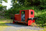 Eine ganz ungewöhnliche normalspurige Diesellok wohl ein Eigenbau der Basalt AG, die aus einer O&K-Feldbahnlok entstanden ist, hier am 13 Juli 2013 in Basaltpark Bad Marienberg einem