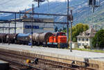 Aus dem Zug heraus, die Em 3/3 163  Rene  (98 85 5837 910-9 CH-LONZA) eine Henschel DHG 500 C der Lonza Group AG (Visp), am 26.05.2023 mit einem Kesselwagenzug im Bahnhof Visp.