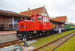 Die Lok 1 der Inselbahn Langeoog vom Eigenbetrieb der Schiffahrt der Inselgemeinde Langeoog, eine SCHÖMA Lok vom Typ CFL 250 DCL, steht am 13 Februar 2024 mit einem bunten Zug im Insel Bahnhof