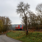 Der Dieseltriebwagen mit Neigetechnik 612 062 / 612 562 (95 80 0612 062-9 D-DB / 95 80 0612 562-8 D-DB) ein Bombardier   RegioSwinger  der DB Regio Bayern erreicht am 28.03.2015, als RE von