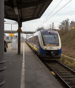 Der VT 648 080 (95 80 0648 080-9 D-NWB / 95 80 0648 580-8 D-NWB), ex VT 510, gekuppelt mit dem VT 648 075 (95 80 0648 075-9 D-NWB / 95 80 0648 575-8 D-NWB), ex VT 505, zwei gekuppelte Alstom Coradia LINT 41der NWB - NordWestBahn GmbH (geh�rt zur Transdev), erreichen am 10 M�rz 2024,als RE 18 (Wilhelmshaven > Oldenburg Hbf > Osnabr�ck Hbf), den Zielbahnhof Osnabr�ck Hbf und werden gleichdrauf f�r die Gegenrichtung (nach Wilhelmshaven) bereitgestellt.

Beide LINT 41wurden 2009 von der ALSTOM Transport Deutschland GmbH (vormals LHB - Linke-Hofmann-Busch GmbH) in Salzgitter-Watenstedt gebaut, der VT 648 075 unter der Fabriknummer 2000-505a/b, der VT 648 080 unter der Fabriknummer 2000-510a/b. Eigentlicher Eigent�mer der beide Verbrennungstriebwagen ist aber die Landesnahverkehrsgesellschaft Niedersachsen mbH, Hannover (LNVG), die die Triebwagen f�r die Verkehrsleistung zur Verf�gung gestellt. Bis Dezember 2006 wurden die LINT 41 als VT 505 bzw. VT 510 gef�hrt.
