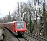 611 012-6 fährt aus Ulm auf der noch nicht elektrifizierten Südbahn in Richtung Biberach aus am 15.12.2009.