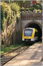 Der neue VT 622 964 verschwindet nach seinem Halt in Überligen im Tunnel.