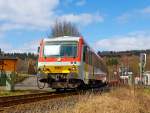   Der Dieseltriebzug 628 677-7 / 928 677-4 der Westerwaldbahn (WEBA) fährt am 22.03.2015 vom Haltepunkt Alsdorf über den Bü Alsdorf nun weiter in Richtung Daaden.
