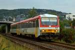   Am frühen Abend (18:40 Uhr) des 26.09.2015 fährt der Dieseltriebzug 628 677-7 / 928 677-4 der Westerwaldbahn (WEBA),  als RB 96  Hellertalbahn  die Verbindung Betzdorf/Sieg - Herdorf -