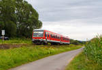 
Der Dieseltriebzug 928 235 / 628 235  (95 80 0928 235-0 D-DB / 95 80 0628 235-3 D-DB) der Kurhessenbahn (DB Regio) fährt am 13.08.2014, als RB 43  Obere Lahntalbahn  die Verbindung Marburg an der Lahn (Hbf) - Bad Laasphe. Hier bei Lahntal-Brungershausen, km 75,0 auf der KBS 623 (Obere Lahntalbahn). 

Der Triebzug wurde 1988 von der DUEWAG (Düsseldorfer Waggonfabrik AG) unter den Fabriknummern 88699 bzw. 88698 gebaut.