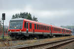 Die beiden Triebzüge 628 225 und 628 255  Stadt Bad Laasphe  starten als RB 94 nach Marburg ihre Fahrt in Erndtebrück.