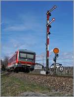 Der DB 628 250 als RB von Lindau nach Friedrichshafen unterwegs hat in Nonnenhorn Einfahrt mit verminderter Geschwindigkeit (40 km/h) und noch keine Freie Ausfahrt; Grund dafür ist die Kreuzung