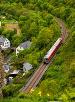 Blick von der über Monreal gelegenen Ruine Löwenburg, auf die Eifelquerbahn (KBS 478), der Dieseltriebzug 628 305 / 629 305 der DB Regio hat am 19 Mai 2013 gerade den 185 Meter langen