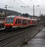 640 013 und  640 029 (zwei gekuppelte LINT 27) der 3-Länder-Bahn als RB 93 (Rothaarbahn) nach Bad Berleburg  am 23.12.2011 kurz vor der Einfahrt in den Bahnhof Kreutztal.