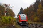 
Der Dieseltriebwagen 640 013 (95 80 0 640 013-8 D-DB Abp) ein ALSTOM Coradia LINT 27 der DreiLänderBahn (DB Regio NRW) fährt am 02.11.2014 vom Haltepunkt Dahlbruch (Hilchenbach-Dahlbruch), als RB 93 (Rothaarbahn) Siegen - Kreuztal - Erndtebrück - Bad Berleburg auf der KBS 443  Rothaarbahn , weiter in Richtung Bad Berleburg. 

Da hier am 30.10.2014 im Bereich vom Haltepunkt Dahlbruch ein Güterzug entgleist war, geht es erstmal mit 20 km/h weiter, dies zeigt auch die Langsamfahrscheibe (Signal LF 1) an. 
Das Signal LF 1 zeigt an: Es folgt eine vorübergehende Langsamfahrstelle, auf der die angezeigte Geschwindigkeit nicht überschritten werden darf (gezeigte Ziffer x 10 = erlaubte Fahrgeschwindigkeit in km/h).
