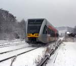 Der erste Schnee, halt nur einen Tag: GTW 2/6 der Hellertalbahn kommt am 20.12.2011 von Neunkirchen und fhrt bei leichtem Schneefall, gleich in den Bahnhof Herdorf ein, danach geht es weiter in