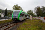Ein Stadler GTW 2/6 der Westerwaldbahn des Kreises Altenkirchen GmbH (WEBA)  Daadetalbahn , als  RB 97  Daadetalbahn  nach Betzdorf, passiert den Bü km 4,9, der 9,9 km langen Strecke Daadetalbahn