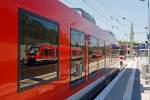 
LINT in LINT....
Siegelbild im Bahnhof Au (Sieg) am 19.07.2014 
Der Dieseltriebwagen 648 202 / 702 spiegelt sich in dem 648 201 / 701, beide sind Alstom Coradia LINT 41 der DreiLänderBahn (DB Regio NRW). 
Zudem hinten spiegelt sich noch 423 555-2 der S-Bahn Köln.