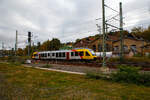 Der Dieseltriebzug VT 262 (95 80 0648 162-5 D-HEB / 95 80 0648 662-4 D-HEB) ein Alstom Coradia LINT 41 der HLB (Hessische Landesbahn), ex Vectus VT 262, erreicht am 027.10.2021, als RB 90