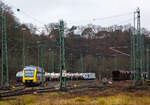 Während am 05.01.2022 im Abstellbereich (Rbf) in Betzdorf (Sieg) ein LINT 41 der HLB steht, dieselt die an die ITL Eisenbahngesellschaft mbH vermietete AKIEM 285 108-7 (92 80 1285 108-7 D-ITL)