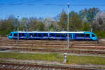 Der Alstom Coradia LINT 41 - 648 331 / 648 831 (95 80 0648 331-6 D-DB / 95 80 0648 831-5 D-DB) der DB Regio Nord, im NAH.SH-Design (Schleswig-Holstein), steht am 22 April 2026 im Vorfeld vom Hauptbahnhof L�beck. Aufnahme aus einem Zug heraus. Diese VT fahren RB 85 die Verbindung von L�beck �ber Bad Schwartau und Timmendorfer Strand nach Neustadt in Holstein, bis 2022 weiter bis Puttgarden. 

Der Dieseltriebzug wurde 2008 von Alstom LHB GmbH (vormals LHB - Linke-Hofmann-Busch GmbH) in Salzgitter-Watenstedt unter der Fabriknummer 0001001228 001 gebaut.

