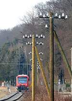 650 323 fährt aus Ichenhausen in Richtung Günzburg auf der Kammeltalbahn KBS 978 aus, am 22.02.2019.