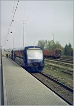 Des weiteren war in Aulendorf auch ein Blick auf die damals noch recht junge BOB zu erhalten. Das Bild zeigt zwei Regio-Shuttle die auf die Abfahrt nach Friedrichshafen warten. 

Analogbild vom 11. Oktober 2001