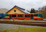 Der DUEWAG RegioSprinter 654 045-3 (95 80 0654 045-3 D-GWTR) der GW Train Regio a.s., ex VT 45 der Die Länderbahn, steht am 20.04.2023, beim Lokschuppen beim Bahnhof Becov nad Teplou(Petschau).