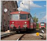 Am 17. und 18. August 2013 war Lokschuppenfest im Südwestfälische Eisenbahnmuseum in Siegen unteranderem wurden Schienenbus Pendelfahrten zwischen Siegen und Kreuztal angeboten, welche die Oberhessische Eisenbahnfreunde e.V. (OEF) mit einer Schienenbusgarnitur fuhr.

Hier steht am 17.08.2013 die Schienenbusgarnitur beim Museum wieder zur Abfahrt bereit.

Die Schienenbusgarnitur bestand (von vorne nach hinten) aus:

Steuerwagen 996 677-9 (65 80 0996 677 0 D-OEF), ex DB 996 677-1, ex DB 998 677-9, ex DB VS 98 077, dieser Steuerwagen wurde 1959 von Waggonfabrik Uerdingen gebaut. Zudem war hier das BW Siegen seine alte Heimat (zwischen dem 01.01.1982 und dem 18.08.1988).

Beiwagen 996 310-9 (95 80 0996 310-8 D-OEF), ex DB 996 310-9, ex DB 998 310-7, ex DB VB 98 2310, dieser Beiwagen wurde 1962 bei Rathgeber in München gebaut.

VT 98 829-7 (95 80 07 98 829-7 D-OEF), ex DB 798 829-8, ex DB VT 98 9829, dieser Triebwagen wurde 1962 bei MAN unter der Fabriknummer 146 611 gebaut.

Die Aufnahme entstand aus einem abgesicherten Bereich aus dem Südwestfälische Eisenbahnmuseum heraus. 