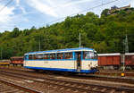 
Der Schienenbus 798 808-2 (95 80 0798 808-2 D-EVG) der Eifelbahn Verkehrsgesellschaft mbH (Betrieber der Kasbachtalbahn), erreicht am 30.07.2017 bald den BahnhofLinz am Rhein.

Der VT (Verbrennungstriebwagen) wurde 1962 von MAN in Nrnberg (Lizenzbau) unter der Fabriknummer 146590 gebaut und als DB VT 98 9808 an die Deutsche Bundesbahn (BW Gieen) geliefert. Zum 01.01.1968 erfolgte die Umzeichnung in DB 798 808-2, unter dieser Bezeichnung fuhr er bis zur Ausmusterung bei der DB am 25.09.1993. Dann kam er als VT 206 zur Drener Kreisbahn, im Jahr 2000 ging er zum EBM in Dieringhausen und gleich drauf zur HWB – Hochwaldbahn in Hermeskeil wo er als VT 57 fuhr. Seit ca. 2014 ist er nun bei der EVG - Eifelbahn Verkehrsgesellschaft in Linz am Rhein.