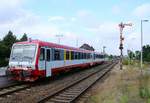 neg VT71(0629 071-2/0629 071-1)hat gerade die Kurswagen aus Dagebüll übergeben und rangiert nun zurück in den Bahnhof Niebüll/neg Teil.