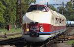 VT 18.16.07 treft als Sonderzug 10675 nach Praha hl.n. am 18 September 2026 abfahrtbereit in Kol�n. Dieser Zug ist aus Kutna Hora gekommen und macht in Kol�n Kopf -obwohl das etwas langer dauerte als geplant: staat der vorgesehene 20 Minuten wurden e ...