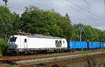 Nachmittags kam dann auch noch die Sonne durch: SIEAG/EGP 2248 997-0 vor einigen mit Dünger beladenen Wagen, Jübek 14.07.2022