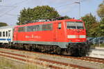 111 096 stand mit SDZ 21301 von Warnemünde Hofgeismar am Gleis 5 in Warnemünde abgestellt.19.09.2025