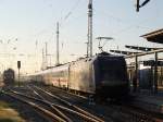 101 101-4 mit IC2217 Stralsund-Stuttgart bei der Ausfahrt im Rostocker Hbf die hbsche Lady recht´s wollte auch mit rauf