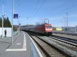 ber das Kreuzungs-und berholgleis in Samtens schob 101 053-7,am 06.April 2012,den IC 2212 Koblenz-Binz.