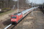 101 015-6 mit IC2213(Binz-Stuttgart)bei der Durchfahrt im Haltepunkt Rostock-Kassebohm04.03.2017